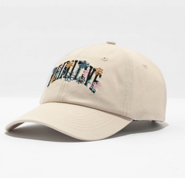 Topi dengan aksen tulisan bordir di bagian belakang